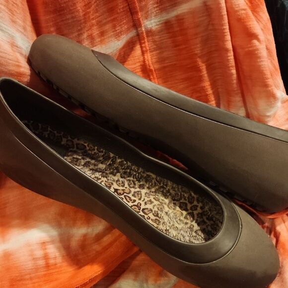 Brown Classic Crocs  with Rounded Toe Size 10 - Picture 5 of 5